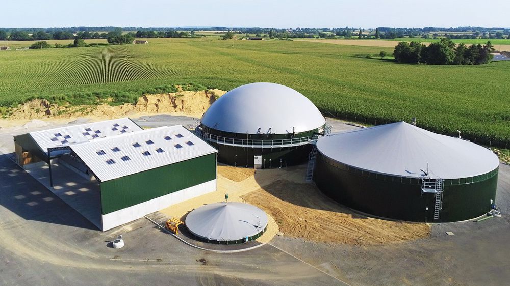 Installation complète de méthanisation agricole avec digesteurs et bâtiment de stockage biomasse